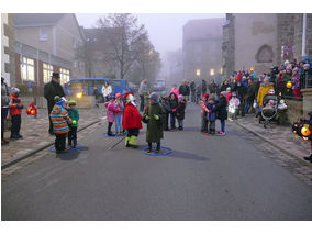 Sankt Martin Laternenumzug durch die Stadt (Foto: Karl-Franz Thiede)